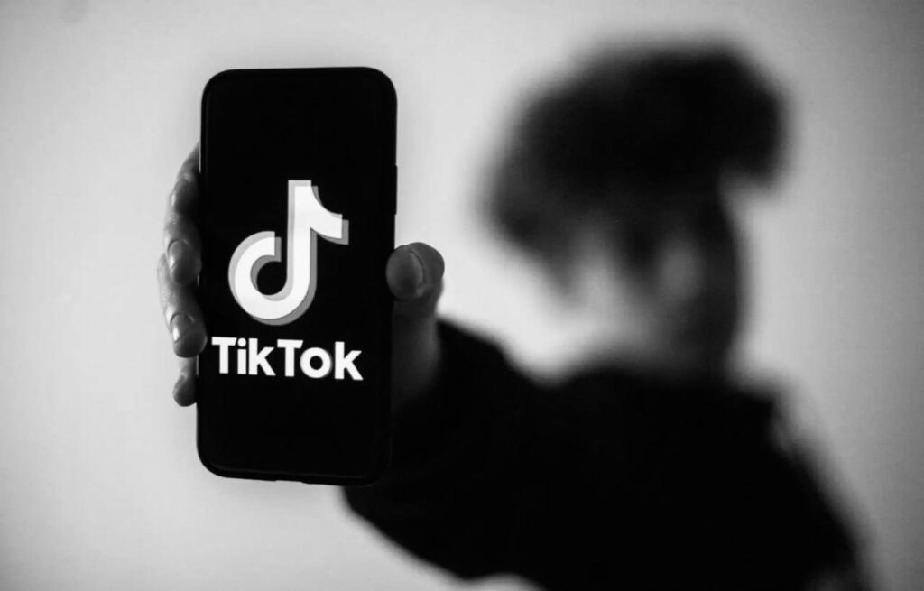 Protection des mineurs : TikTok et YouTube font l'objet d'une enquête de l'UE